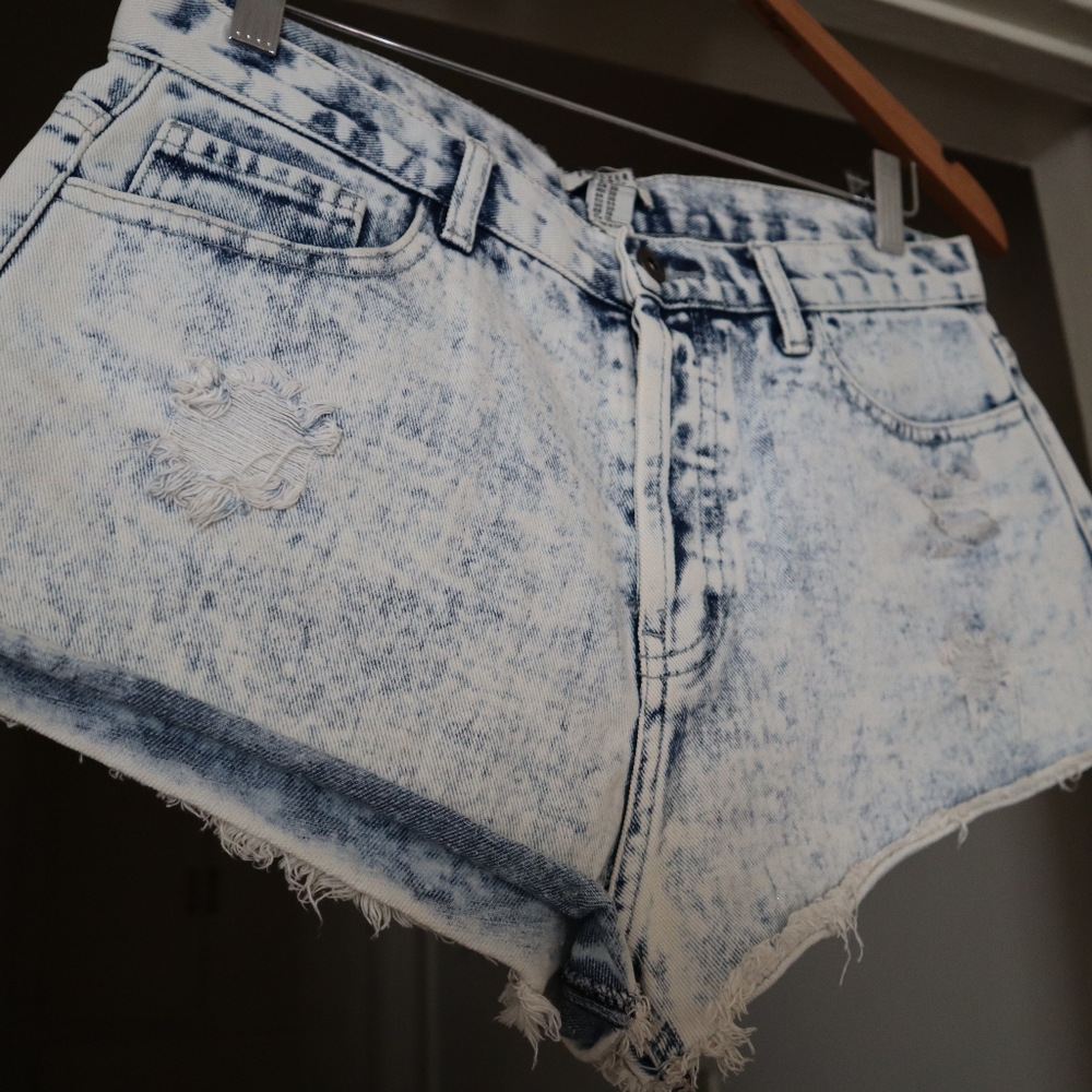 Forever 21 Frayed Acid Washed Denim low rise shorts